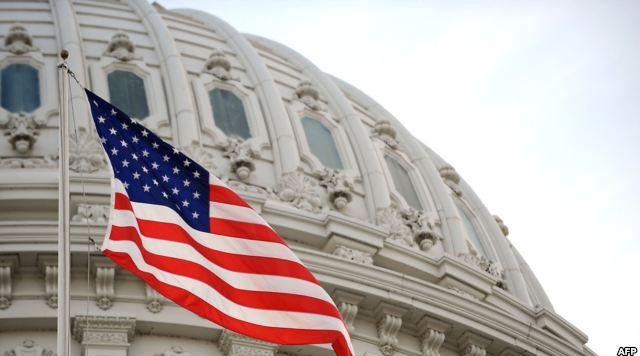 1.2 Американский флаг на здании конгресса США в Вашингтоне