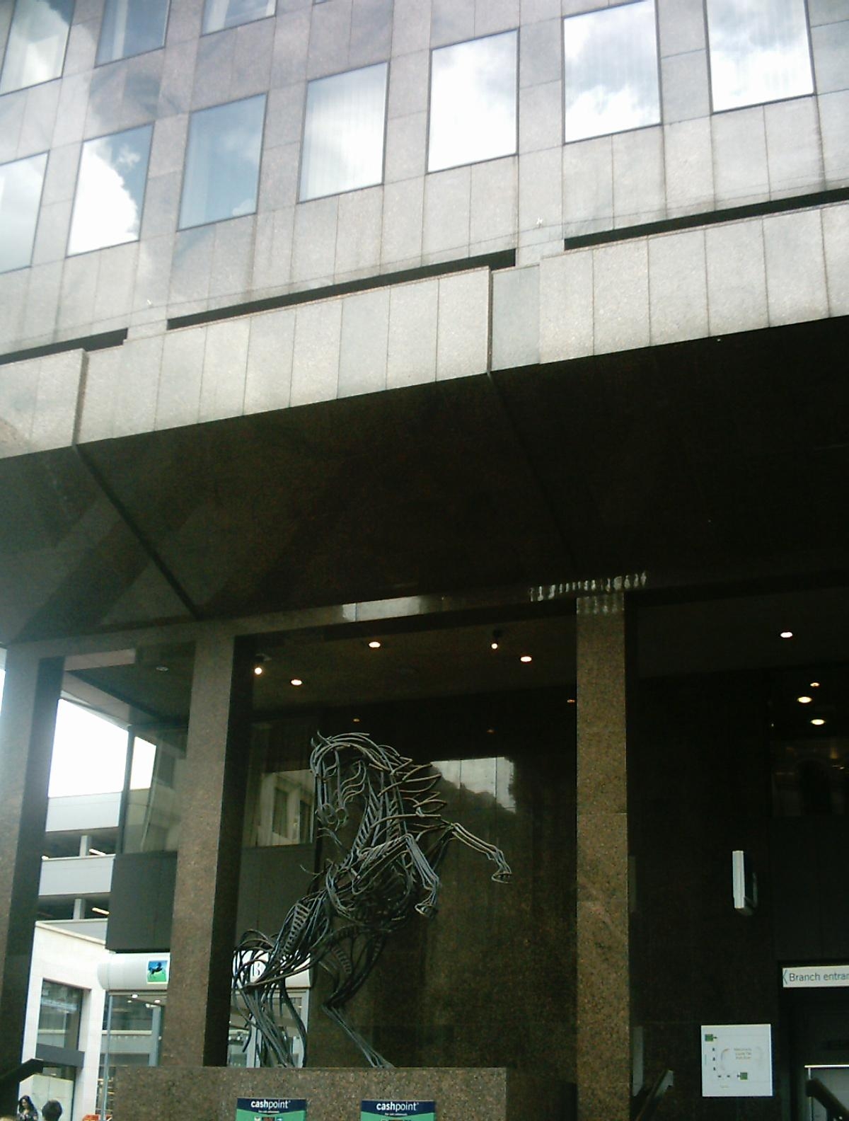 9. Филиал Lloyds TSB, со скульптурой черного коня (так называемый Cancara ) на переднем плане