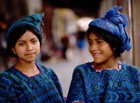 18. Гватемальский девушки в традиционной одежде от города Санта-Катарина Palopo на озере Атитлан