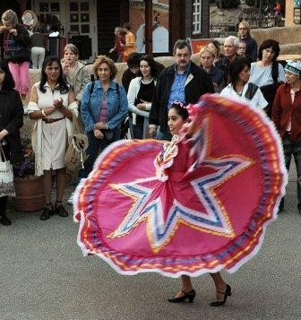 26. Folklorico женщина танцует в традиционной одежде Халиско
