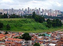 39. Трущобы на окраине богатого городского района в Сан-Паулу